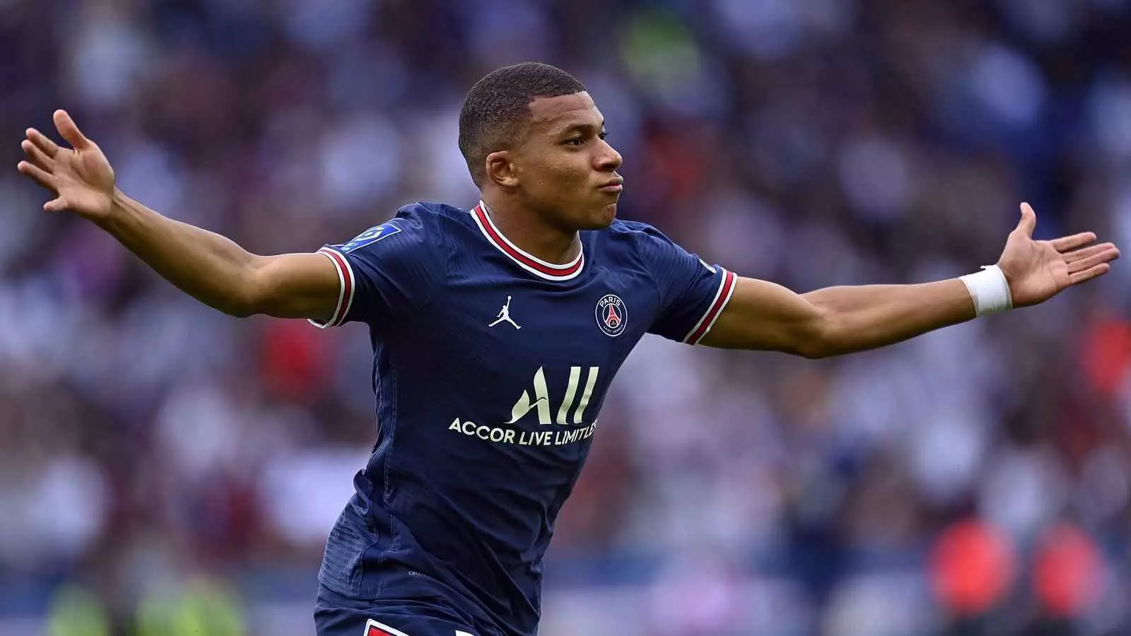 Mbappe's PSG contract will be extended, according to Leonardo.